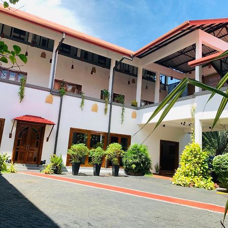 The Triangle Hotel 阿努拉德普勒 外观 照片