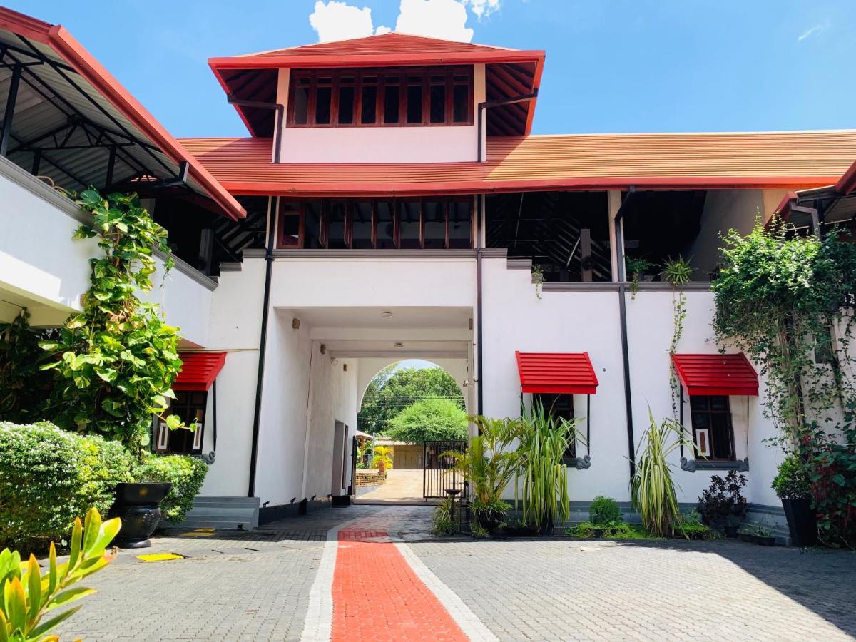 The Triangle Hotel 阿努拉德普勒 外观 照片