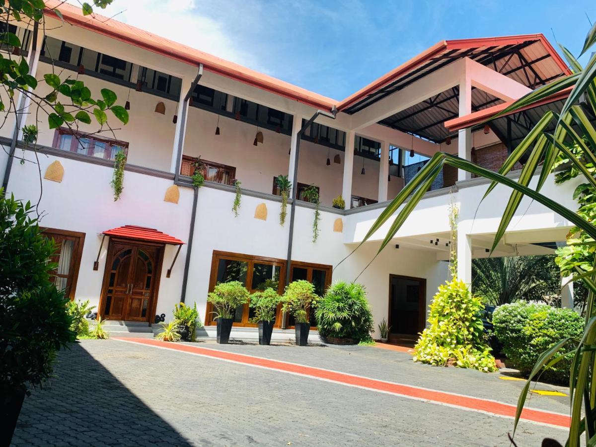 The Triangle Hotel 阿努拉德普勒 外观 照片