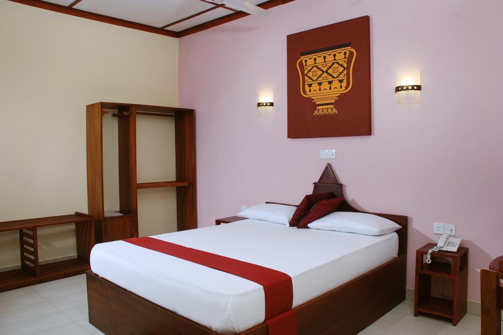 The Triangle Hotel 阿努拉德普勒 外观 照片