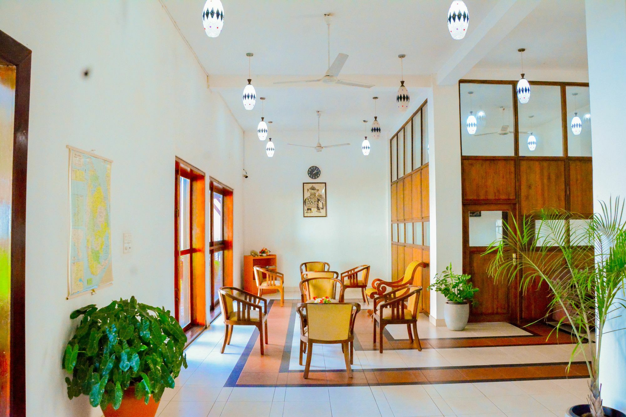 The Triangle Hotel 阿努拉德普勒 外观 照片